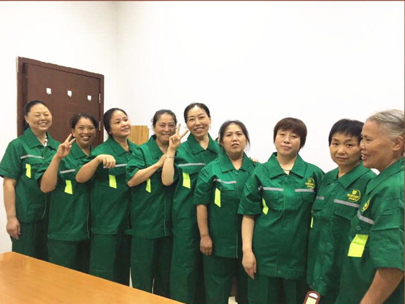 “新形象、心服務、新征程”——信泰物業(yè)員工換新衣啦！